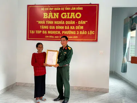 Lâm Đồng: Bàn giao nhà tình nghĩa Quân - Dân cho hộ gia đình bà Ka Dềm