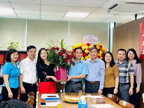 Phó Chủ tịch Phạm Ngọc Linh chúc mừng NXB Tri thức nhân kỷ niệm 20 năm thành lập