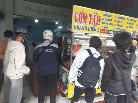 Cơm tấm, món ngon bình dân hút khách!