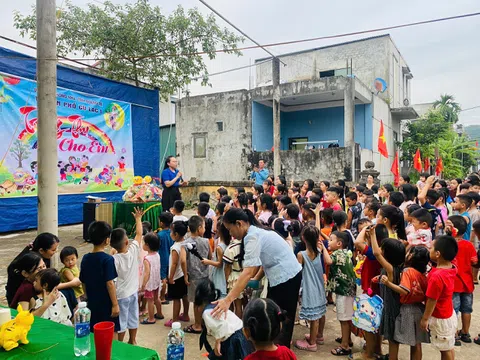 Vầng trăng Cù Lạc - Lửa ấm đêm đoàn viên