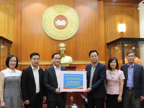 VUSTA trao ủng hộ đồng bào vùng bão lũ tới Uỷ ban Trung ương MTTQ Việt Nam