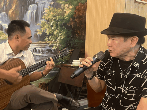 Danh ca Tuấn Vũ giao lưu tại Tây Thạnh, bày tỏ mong muốn tổ chức đêm nhạc gây quỹ ủng hộ đồng bào miền Trung