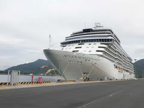 Đón tàu biển quốc tế Seven Seas Voyager đến Nha Trang