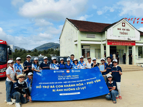 Lũ cuốn đi nhiều thứ, nhưng không thể cuốn nổi tình người