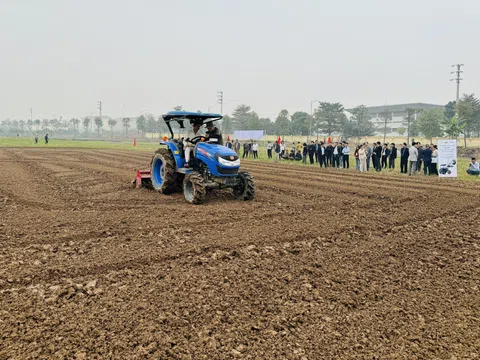 Phú Thọ: Trình diễn thiết bị lái tự động trên máy kéo giúp nâng cao năng suất, hiệu quả trong sản xuất nông nghiệp