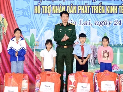 Công ty 72 (Binh đoàn 15): Tiếp sức giấc mơ đến trường  của học sinh nghèo nơi biên giới