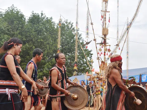 Gia Lai: Hội đua thuyền độc mộc trên sông Pô Cô và Liên hoan Văn hóa Cồng chiêng năm 2023 vào ngày 4-5/11