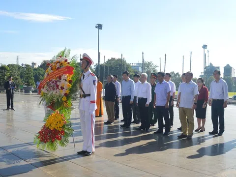 Dâng hương hoa tưởng nhớ Bác Hồ với các dân tộc Tây Nguyên