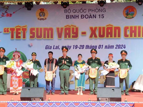 Binh đoàn 15: Tổ chức Chương trình “Tết sum vầy- Xuân chia sẻ” cho bà con vùng biên giới