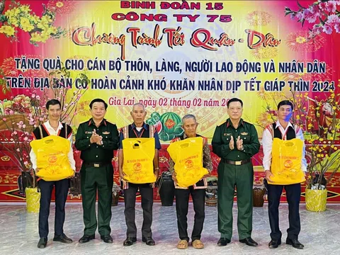 Công ty 75 mang Tết đến cho bà con dân làng