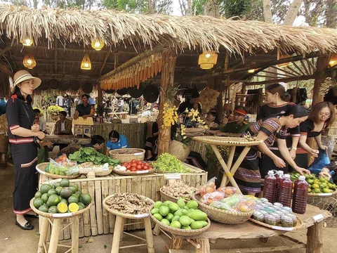 Kon Tum: Chợ phiên “Đăk Hà ngày mùa” hấp dẫn thu hút hàng nghìn người tham quan, mua sắm