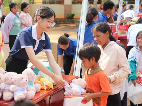 Thăm tặng quà cho hộ gia đình khó khăn và học sinh trên vùng biên giới