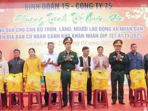 Binh đoàn 15 mang Tết đến cho bà con vùng biên giới