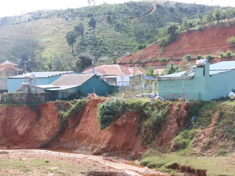 Tu Mơ Rông: Sạt lở đất đá ở suối Đăk Ter uy hiếp hàng trăm hộ dân