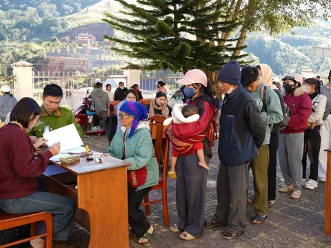 Người dân xã Tu Mơ Rông mừng vui khi nhận quà Tết