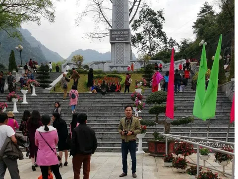 Mười năm làm báo: Viết để sống, sống để viết