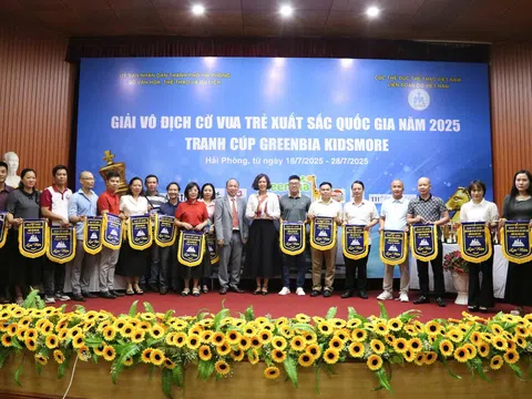 Giữa rừng kỳ thủ, một cô bé sáu tuổi lặng lẽ giành Cúp vàng