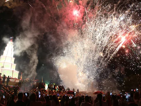 Lung linh đêm hội hoa đăng trên sông Lục Đầu