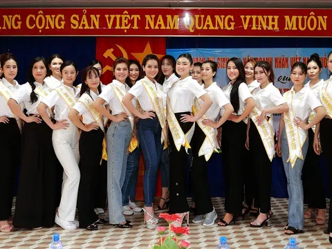 Thí sinh Hoa Hậu Doanh Nhân Việt Nam Quốc Tế 2022 tặng quà cho học sinh nghèo