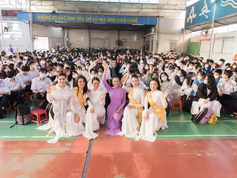 BTC Hoa Hậu Doanh Nhân Việt Nam Quốc Tế 2022 chia sẻ yêu thương với các em học sinh