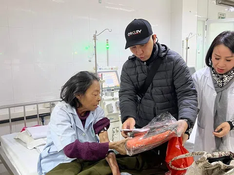 Thăm và trao tặng quà Tết cho bệnh nhân chạy thận nhân tạo ở Hà Nội