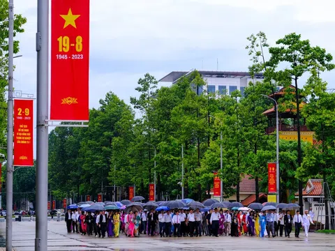 Hà Nội: Đoàn đại biểu Bộ Văn hoá – Thể thao và Du lịch viếng Lăng và báo công dâng Bác