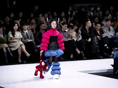 Loạt phụ kiện độc đáo bằng jeans tái chế tại Vietnam International Fashion Week 2023