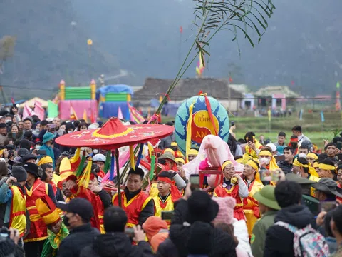 Hàng ngàn người tham dự Lễ hội rước Sinh thực khí Nam ở Lạng Sơn