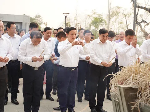 Phó Thủ tướng Chính phủ  Trần Hồng Hà dâng hương tưởng niệm các Anh hùng liệt sỹ chiến trường Điện Biên Phủ