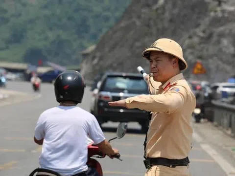 Hoà Bình: Cảnh sát giao thông đội nắng, giúp người dân di chuyển an toàn trên quốc lộ 6