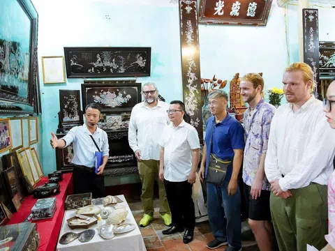 Chuyên Mỹ khai mạc Hội chợ sản phẩm làng nghề 2025: Lan tỏa giá trị truyền thống Khơi mở động lực phát triển mới