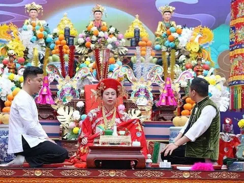 Cộng đồng đạo Mẫu bức xúc giá hầu quay lưng vào công đồng của Thủ nhang Quảng Cung Linh từ