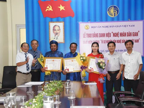 Quảng Ngãi: Trao Bằng danh hiệu “Nghệ nhân dân gian” cho 3 nghệ nhân lĩnh vực bài chòi