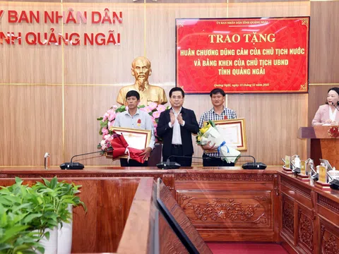 Quảng Ngãi trao Huân chương Dũng cảm và Bằng khen cho các tập thể, cá nhân tiêu biểu trong công tác cứu hộ, cứu nạn bão số 13