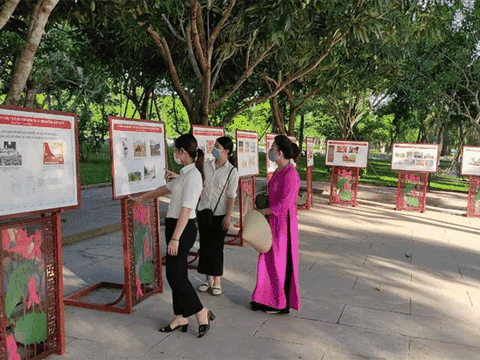 Triển lãm “Hồ Chí Minh - Người đi tìm hình của nước”