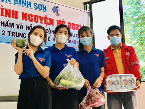 Quảng Ngãi: Bạn trẻ tình nguyện nấu cơm phục vụ khu cách ly