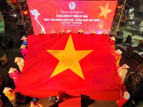 Biên Hòa: “Biển người” đến xem bắn pháo hoa đêm 28/4