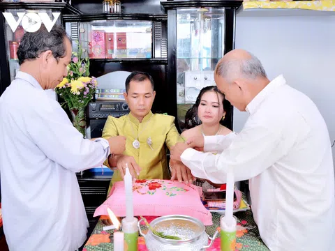 Nghi thức “cột tay” của người Khmer