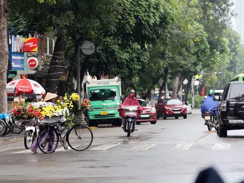 Mưa bao trùm nhiều khu vực trên cả nước vào chiều tối và đêm, đề phòng lốc, sét, mưa đá