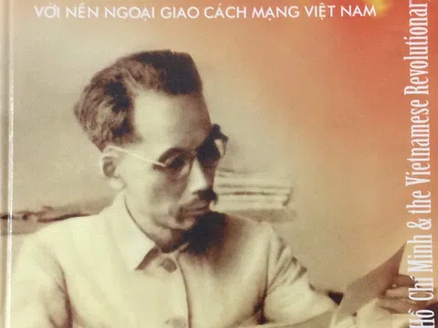 Sách ảnh Chủ tịch Hồ Chí Minh với nền ngoại giao cách mạng Việt Nam