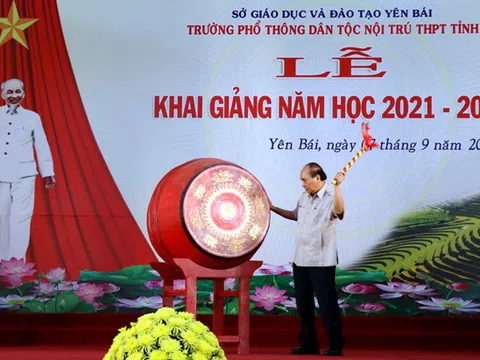 Chủ tịch nước Nguyễn Xuân Phúc dự khai giảng năm học mới tại Trường Phổ thông Dân tộc nội trú THPT tỉnh Yên Bái