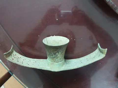 Thông tin nên biết: Nhĩ bôi hai tay cầm dài – một đặc sản Đông Sơn