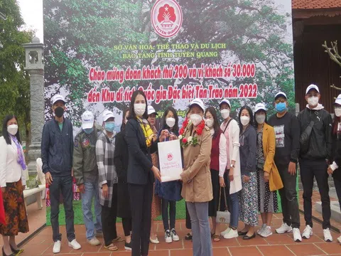 Tuyên Quang: Tặng qùa du khách thứ 30.000 đến từ Kiên Giang thăm Tân Trào dịp đầu xuân