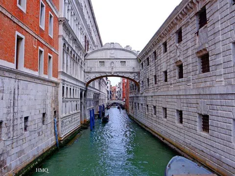 Cầu THAN THỞ ( Ponte dei Sospiri ) Venice - Italia