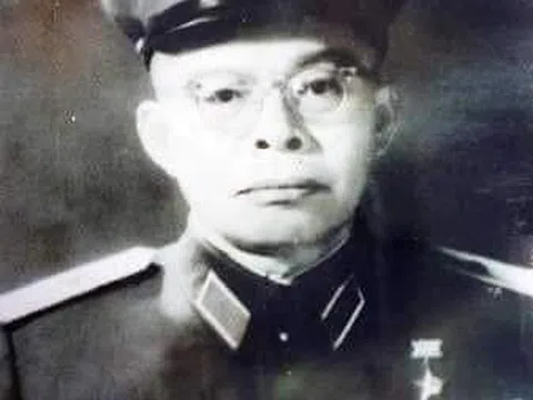 GS Viện sĩ - Thiếu tướng, anh hùng Trần Đại Nghĩa với khẩu súng Ba-dô-ca