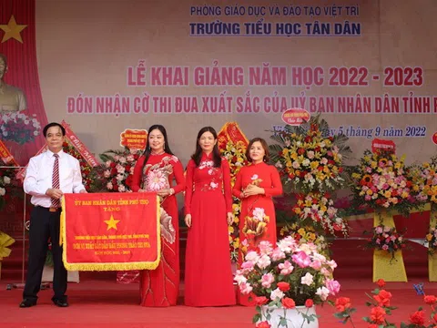 Phú Thọ : Trường tiểu học Tân Dân( Việt Trì) khai giảng năm học mới, đón nhận Cờ thi đua của UBND tỉnh  