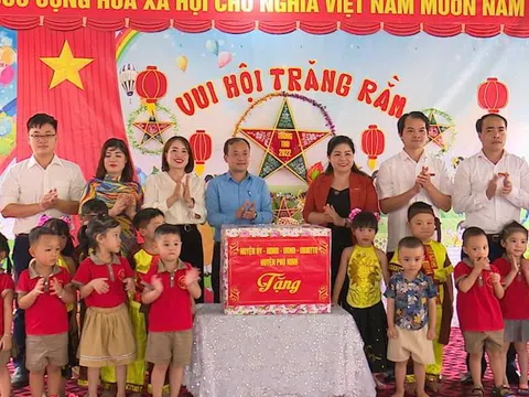 Phú Thọ: Lãnh đạo huyện  Phù Ninh tặng quà trung thu cho các cháu trường mầm non
