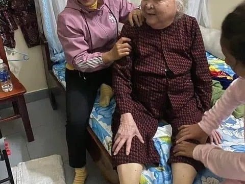 Cháu về thăm bà