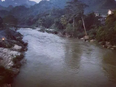 Bên dòng sông Lô