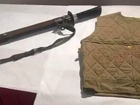 Thanh gươm và áo trấn thủ Bác Hồ tặng "Vua Mèo"